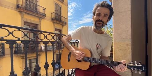 Así aparevió Pau Donés anunciando su material. (Foto; Captura de pantalla)