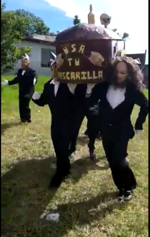 El grupo de Fieros "Los Mismos" captados durante su presentación para el video compartido en Facebook. (Foto: captura de pantalla)