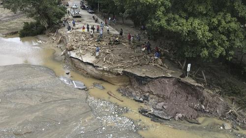 Las carreteras también se ven afectadas por estos fenómenos y puede dejar incomunicadas a las comunidades. (Foto: AFP)