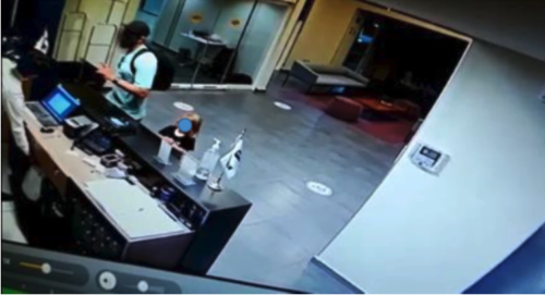 Momento en que Matthew Taylor se registra en un hotel junto uno de sus hijos antes de cometer el crimen. (Foto: Cortesía de la Fiscalía General de Baja California)