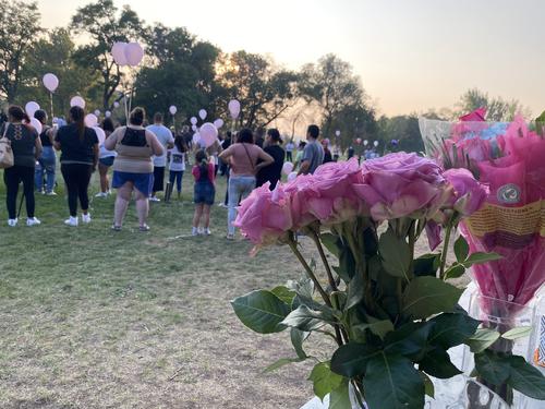 La familia soltó globos morados en memoria de Angélica.