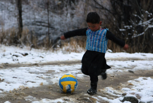 El pequeño mostraba su pasión por el argentino y su amor por el fútbol. (Foto: AFP)