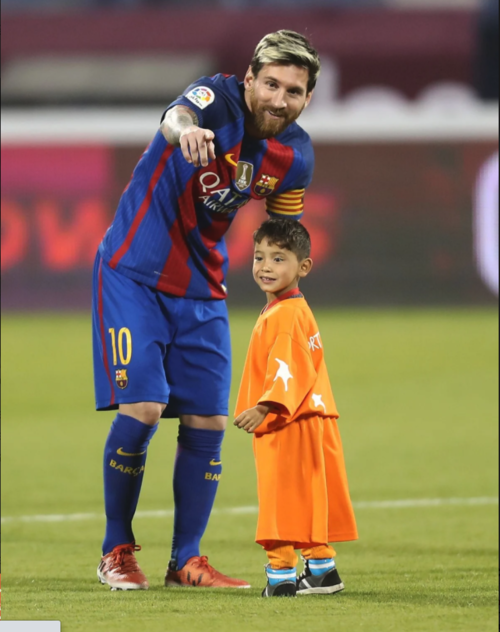 El pequeño conoció a Messi y no quería alejarse de él. (Foto: AFP)