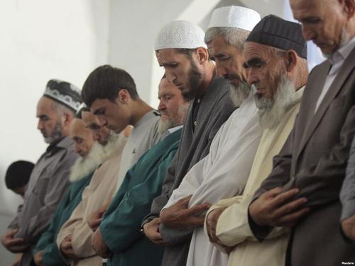 La religión musulmana es mayoritaria y juega un papel importante en la política.