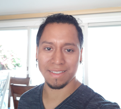 Carlos Chile trabaja como decorador de interiores en California, junto a sus primos promueven las danzas tradicionales de Guatemala. (Foto: Carlos Chile)