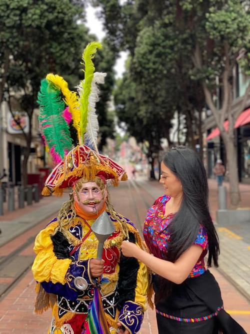 Dalila mostró su encuentro con un guatemalteco que practica danzas tradicionales en San Francisco. (Foto: Dalila NY)