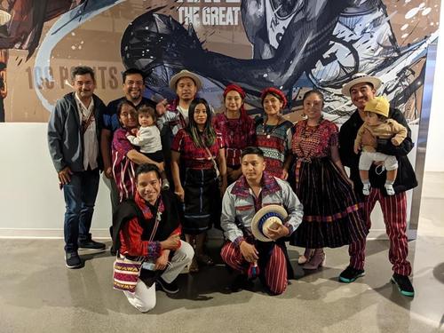 La agrupación de danzas guatemaltecas que participó en la NBA. (Foto: Henry Sales)