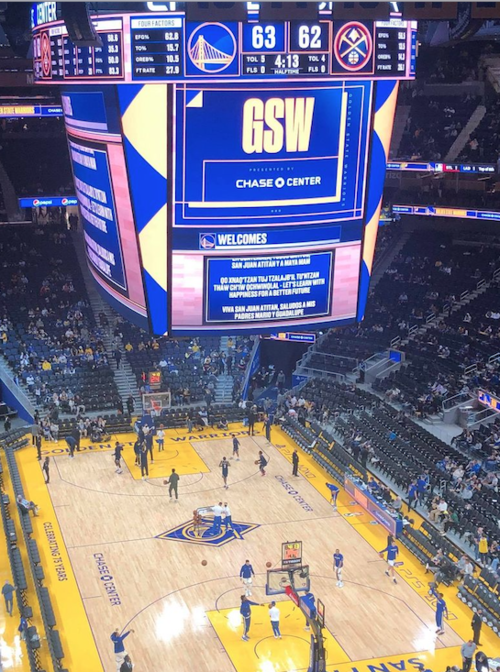 Mensaje a través de las pantallas de Chase Center en mam. (Foto: Henry Sales)