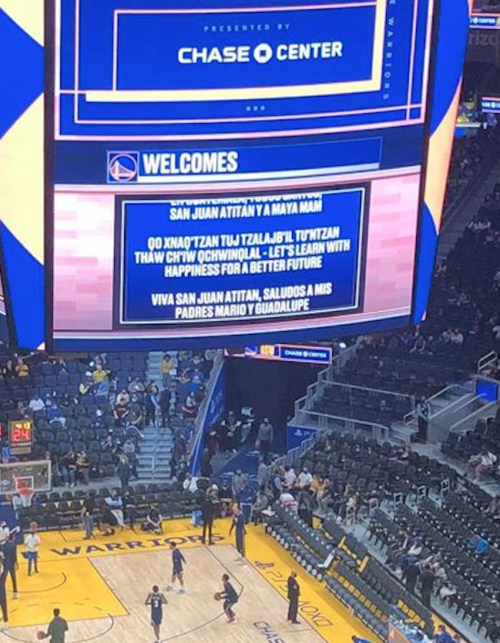 El mensaje en mam que se apreció durante el partido de la NBA. (Foto: Herny Sales)