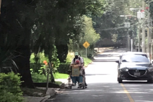 La pareja circula en zona 14 antes del medio día. (Foto: Twitter)