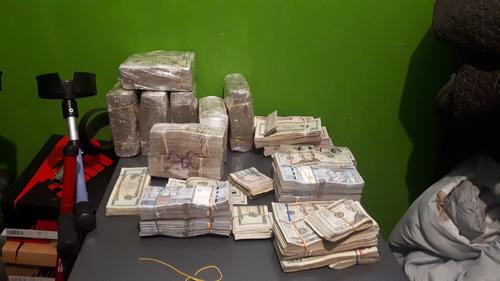 Entre lo incautado se encontraron dólares y quetzales que suman más de 2 millones de quetzales. (Foto: PNC)
