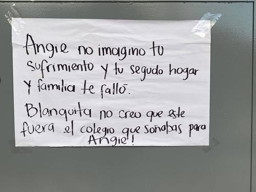 Cartel colocado en el portón de entrada del Colegio Sagrado Corazón de Jesús. (Foto: Twitter @Rudagt)