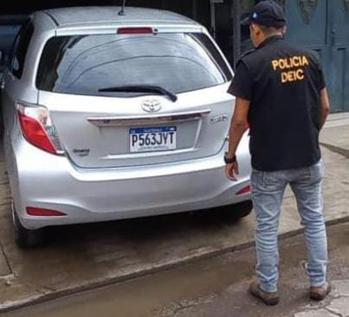 El carro ya recuperado es resguardado para proceder a la investigación. (Foto: PNC)