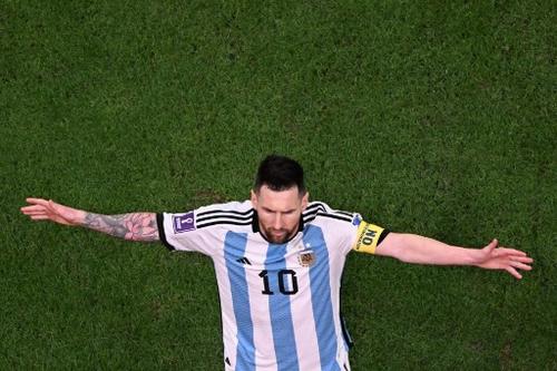 Lionel Messi, al marcar este viernes ante Países Bajos de penal en el minuto 72 de los cuartos de final de Catar-2022, suma un total de 10 tantos en Mundiales. (Foto: AFP)