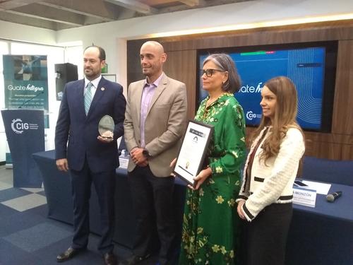 Directivos de la Cámara de Industria entregan primer certificado anticorrupción. (Foto: Heidi Loarca/Soy502)