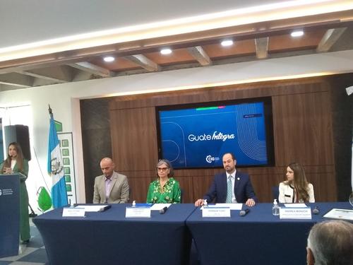 En conferencia de prensa los directivos de CIG dieron a conocer la entrega del certificado anticorrupción. (Foto: Heidi Loarca/Soy502)