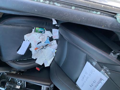 Una gran cantidad de documentos se encuentran en el asiento del copiloto. (Foto: Fredy Hernández/Soy502)