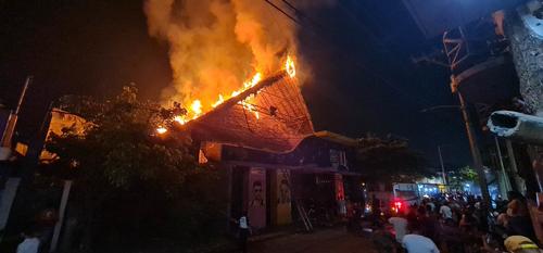 El siniestro consumió de inmediato el techo del local. (Foto: Nuestro Diario)