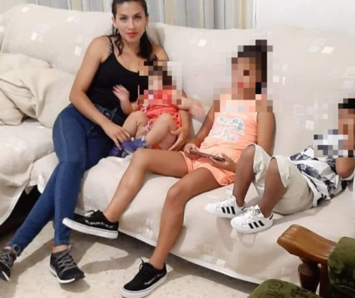 Yaquelin con sus tres hijos. (Foto: Redes sociales)