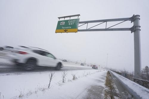 Las autoridades piden a los automovilistas evitar transitar mientras la tormenta afecta carreteras y la visibilidad. (Foto: AFP)