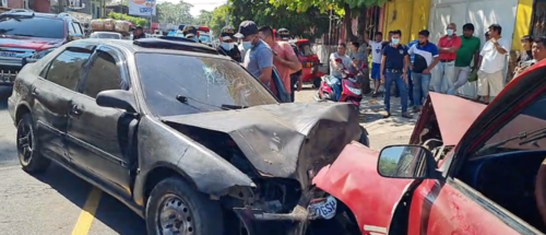 Al menos dos personas sufrieron heridas después de que un carro chocara de frente contra otro en Retalhuleu. (Foto: Captura de video)