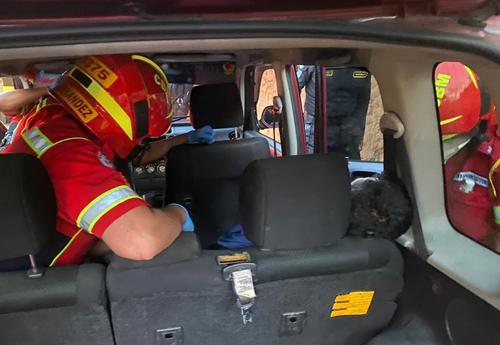 El hombre quedó sin vida dentro del vehículo. (Foto: Bomberos Municipales)
