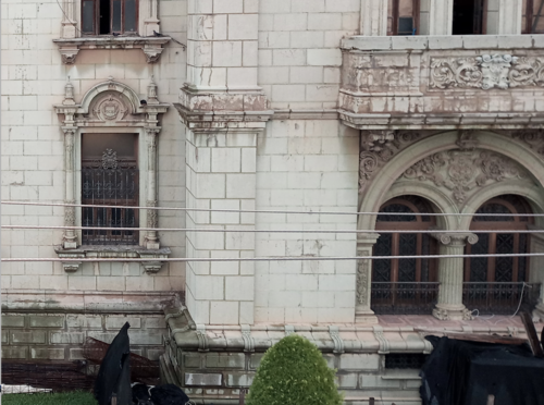 En la imagen se puede apreciar parte del daño que padece el Palacio Nacional de la Cultura. La fachada corresponde la séptima avenida zona 1. (Foto: Heidi Loarca/Soy502)