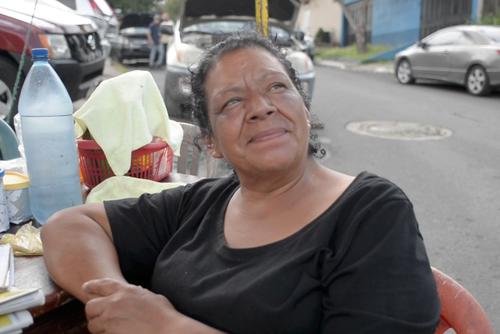 Doña Alma Álvarez indicó que el olor le provocó molestia en la garganta y que sus vecinos le consultaron si sabía lo que estaba ocurriendo. (Foto: Wilder López/Soy502)