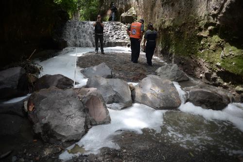 Varias instituciones realizaron verificaciones para determinar de dónde proviene el extraño olor parecido al de un químico, que ha provocado intoxicación en vecinos de San Cristóbal. (Foto: Wilder López/Soy502)