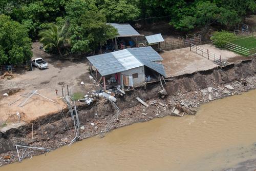 Decenas de familias quedaron incomunicadas en San José La Arada por las fuertes lluvias de los últimos días. (Foto: Carlos Alonzo/Soy502)