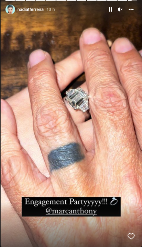 La reina de belleza presumió su anillo de compromiso. (Foto: Instagram)