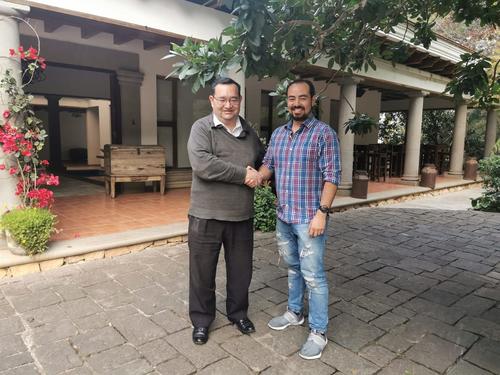 Julio Santos, junto al gerente de Casa Nicolasa, en su nuevo trabajo. (Foto: Cortesía)