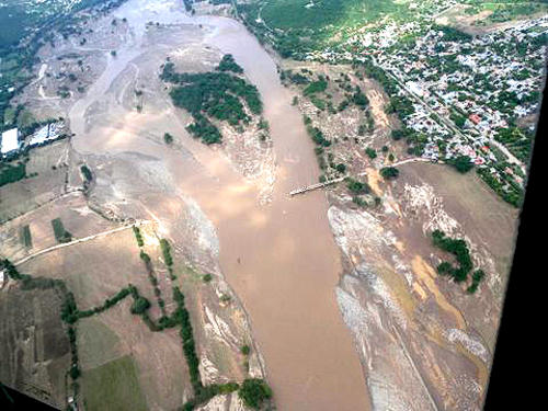 Vista aérea de las inundaciones causadas por Agatha en 2010. (Foto: US Embassy Guatemala)