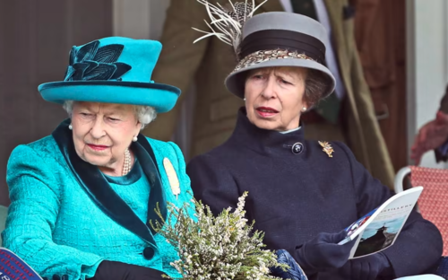 Ana junto a su madre, la reina Isabel II. (Foto: Hola!)