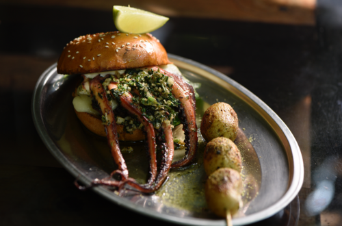 Hace algún tiempo comenzó a vender productos con pulpo como un plato secreto, hoy es toda una novedad. (Foto: Wilder López/Soy502)