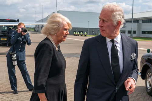 Rey Carlos y Camila a punto de abordar un vuelo. (Foto: Infobae)