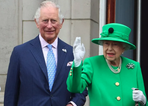 Carlos junto a su madre, la reina Isabel II. (Foto: Infobae)