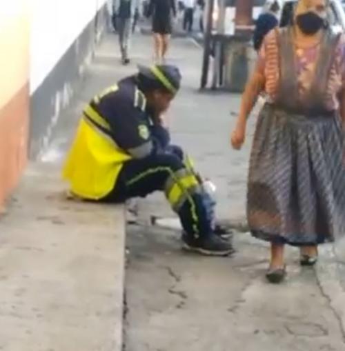 Un hombre en situación de calle tenía el uniforme de un agente de la PMT. (Foto: EMETRA)