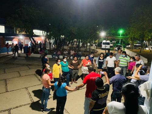 Un grupo de padres de las menores heridas en un accidente en una escuela pública realizaron una cadena de oración. (Foto: Chiquimulanoticias Plus)