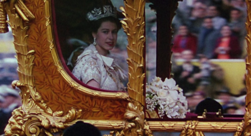 Isabel II dentro del Gold State Coach en 1953. (Foto: BBC)