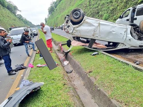 El carro quedó destruido y hay tres personas heridas de gravedad. (Foto: Bomberos Voluntarios)
