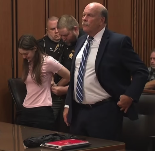 Mackenzie en la corte junto a su abogado. (Foto: Daily Mail)