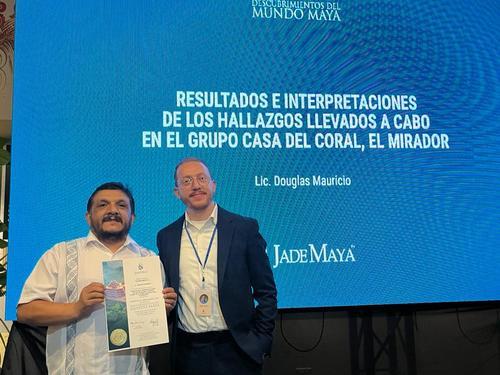 Extranjero, cabeza de estuco, El Mirador