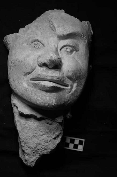 Extranjero, cabeza de estuco, El Mirador