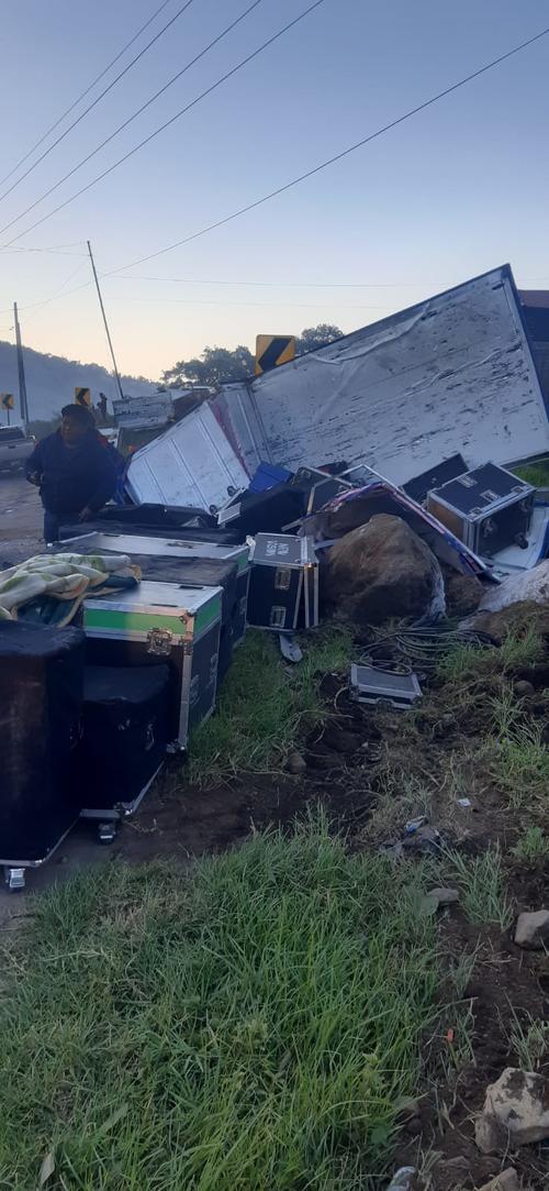 el equipo de sonido quedó disperso en los alrededores. (Foto: Bomberos Voluntarios)