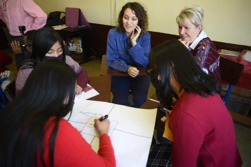 Estudiantes interpretan y dan su concepto de la palabra "maquinando". (Foto: Wilder López/Soy502)