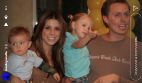 Loreto Peralta (de blusa celeste) junto a sus padres con aproximadamente 4 años de edad. (Foto: captura de pantalla)