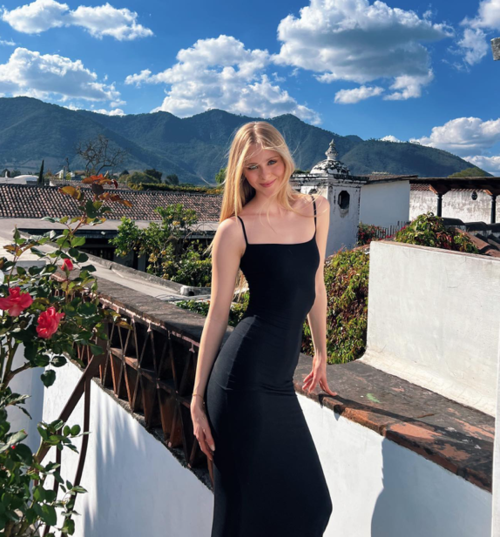 Loreto Peralta con el paisaje de los volcanes en Antigua Guatemala. (Foto: Instagram)
