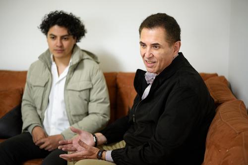 Ramón Delgado, director, y Thiago Medrano, actor, dieron detalles sobre la obra que se estrenará este jueves. (Foto: Wilder López/Soy502)