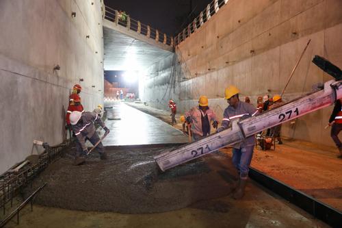 Actualmente se realiza la fundición de la pista en la conexión de zonas 5 y 10. (Foto: Muni Guate)